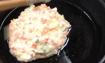 热锅热油，放入面糊