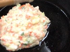 热锅热油，放入面糊