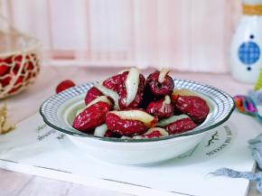 红枣是补气养血的圣品，女性可以适当多吃些呦～