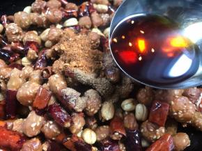 加入除细辣椒粉以外的所有调料，翻炒均匀