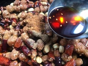 加入除细辣椒粉以外的所有调料，翻炒均匀