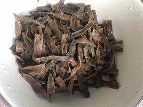 洗净沥水后，切成小段