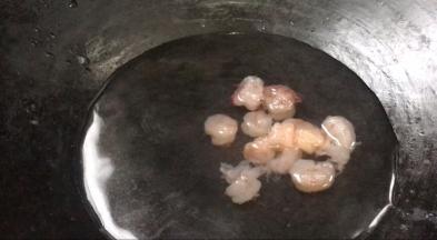 虾仁放入冷水锅汆烫至熟