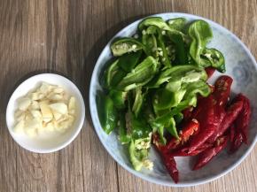 备好青红辣椒、蒜末