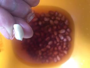 花生泡发后，剥去外壳