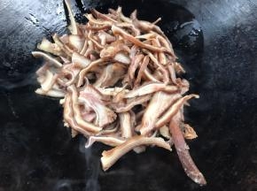 放入猪耳朵，煎炒至表面微黄