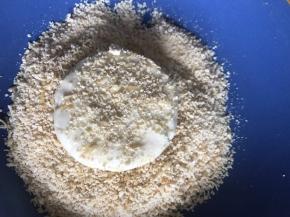 按成饼状，裹满面包糠