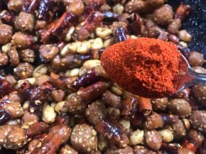 关火后再加入细辣椒粉，拌匀即可