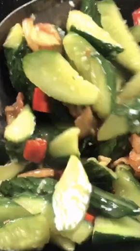 调入少许胡椒粉和味精，炒匀即可