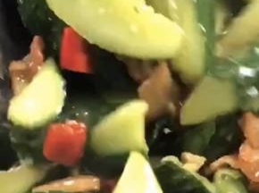 调入少许胡椒粉和味精，炒匀即可