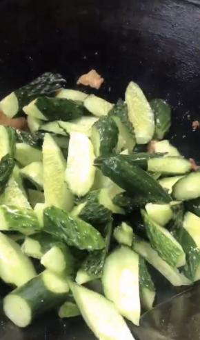 加入黄瓜，炒匀至变色