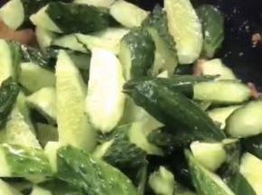 加入黄瓜，炒匀至变色