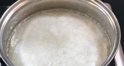 半小时后连同浸泡的水一起倒入锅中，大火煮沸