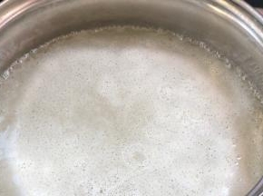 半小时后连同浸泡的水一起倒入锅中，大火煮沸