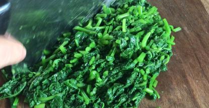 捞出浸泡好的苕叶，挤干水分，切碎