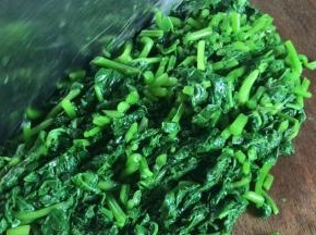 捞出浸泡好的苕叶，挤干水分，切碎
