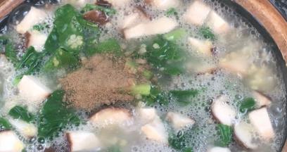 加入盐、胡椒粉和味精拌匀