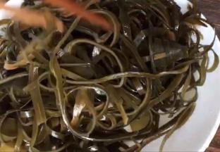 捞出沥干水分，放入盘中