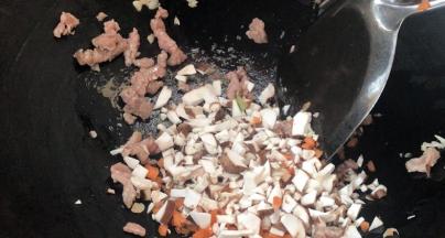 加入香菇碎和胡萝卜碎。炒熟