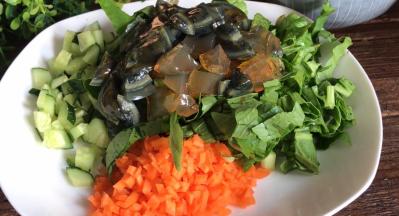 同时，备好皮蛋和蔬菜丁