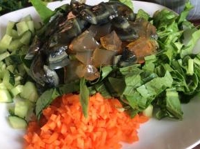 同时，备好皮蛋和蔬菜丁