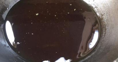 热锅烧热至7成热