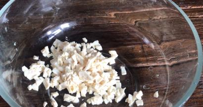 香干切碎，放入大点的容器中