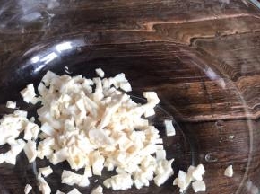 香干切碎，放入大点的容器中