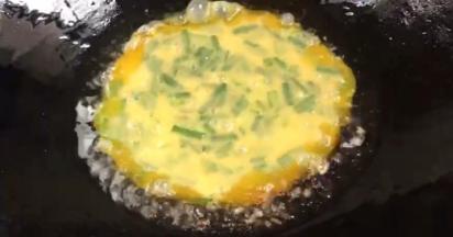 起锅热油，倒入蛋液，煎炒至熟