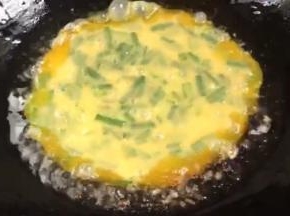 起锅热油，倒入蛋液，煎炒至熟