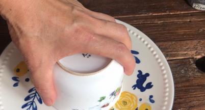 把小碗倒扣在盘中