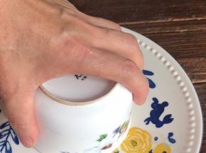 把小碗倒扣在盘中