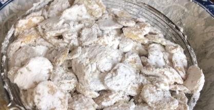 用漏勺把蚕豆上多余的淀粉漏出来