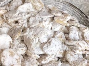 用漏勺把蚕豆上多余的淀粉漏出来