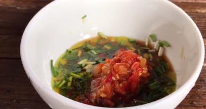 倒入葱花中，再加入剩下的所有调料，拌匀备用