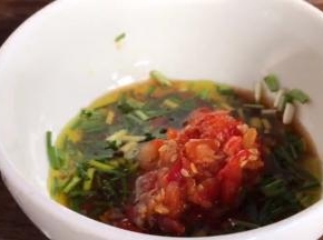 倒入葱花中，再加入剩下的所有调料，拌匀备用