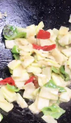 淋入生抽，炒匀即可