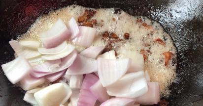 加入洋葱翻炒均匀