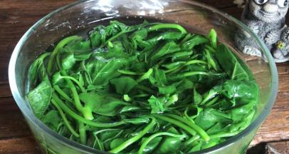 捞出放入凉开水中，浸泡一会儿