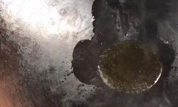 起锅烧油至冒烟