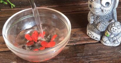 枸杞用温水洗净