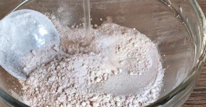 红薯粉中加少许清水调成糊状