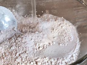红薯粉中加少许清水调成糊状