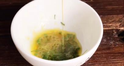 备好葱花，倒入热油爆香