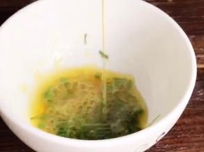 备好葱花，倒入热油爆香
