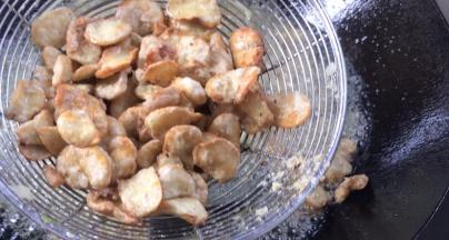 炸至金黄色捞出