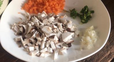 备好香菇碎、胡萝卜碎、葱花和蒜末
