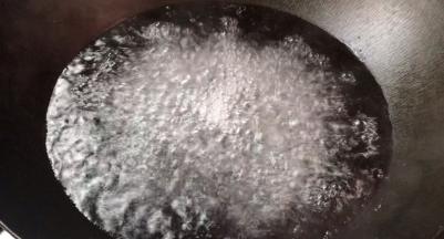 锅中烧开水，加少许盐和油