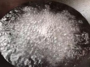 锅中烧开水，加少许盐和油