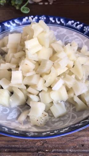 捞出藕丁，沥水装盘